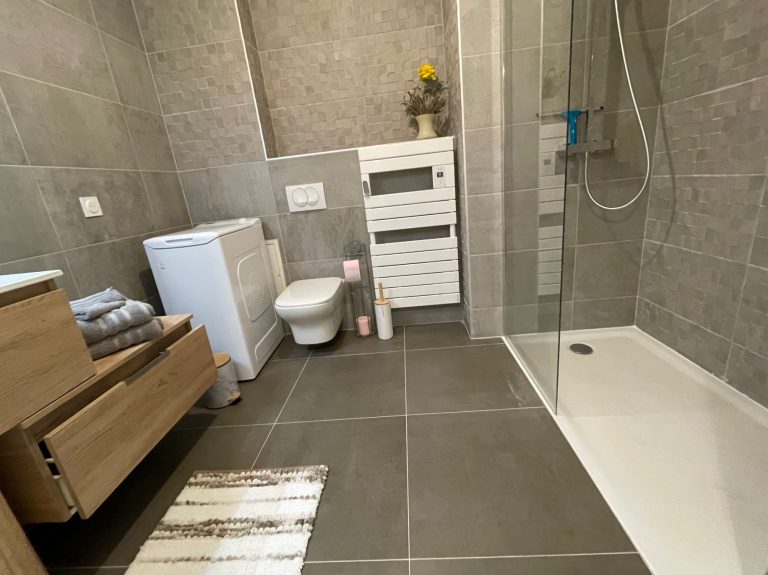 grande douche, chauffe serviette e2ectrique, lave linge, meuble lavabo et linge